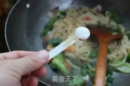 Make Egg-fried stick noodles step 8