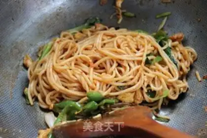 Make Egg-fried stick noodles step 9