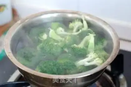Make Christmas tree salad step 4