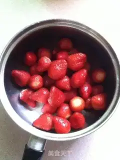 Make Homemade strawberry sauce step 0