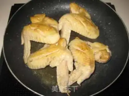 Make Garlic sauce, fried chicken wings step 4