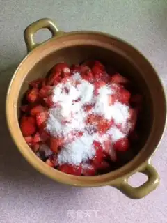 Make Homemade strawberry sauce step 1