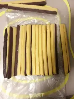 Make Two-coloured Chessies step 12