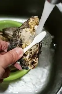 Make Garlic roasted oysters step 1