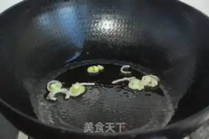 Make Tomato egg noodles step 1