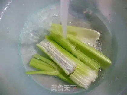 Make Five flowers and a celery step 1