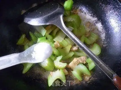 Make Five flowers and a celery step 9
