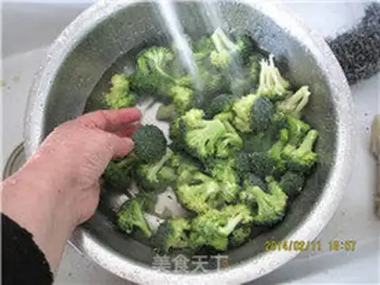 Make Pelican oil and broccoli step 1