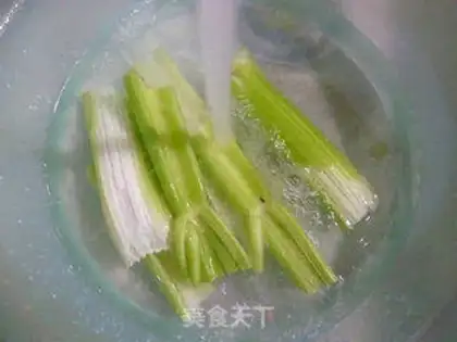 Make Weenie fried celery step 1