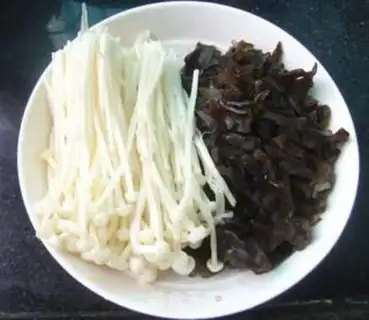 Make cucumber-mixed gill mushrooms step 2