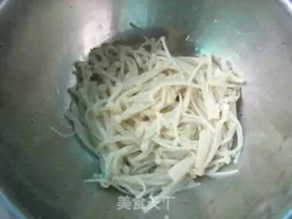 Make cucumber-mixed gill mushrooms step 3
