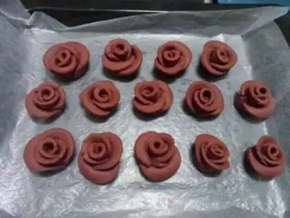 Make Rose cookies step 14