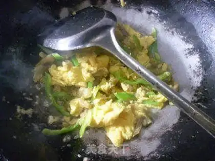 Make Squeeze green pepper and fried eggs step 4