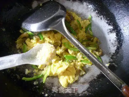 Make Squeeze green pepper and fried eggs step 5