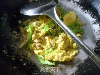 Make Squeeze green pepper and fried eggs step 6