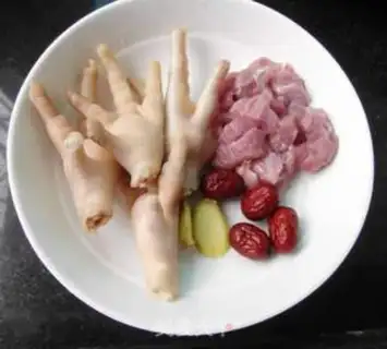 Make Chestnut peanut stew chicken feet step 1