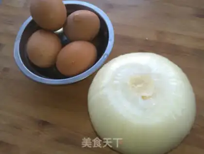 Make Tomato sauce onion fried eggs step 1