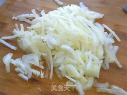 Make Tomato sauce onion fried eggs step 2