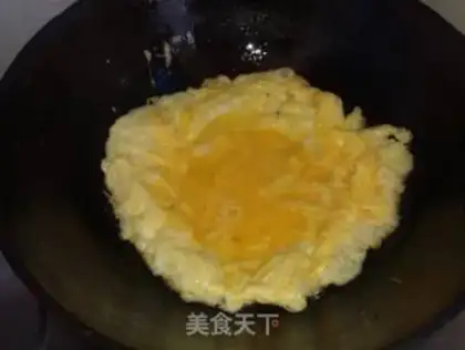 Make Tomato sauce onion fried eggs step 4