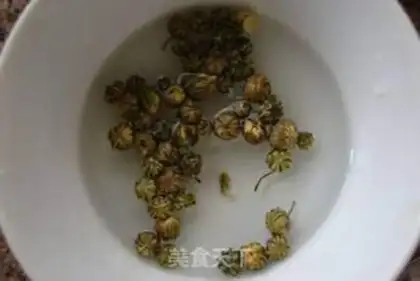 Make Rohan chrysanthemum tea step 1