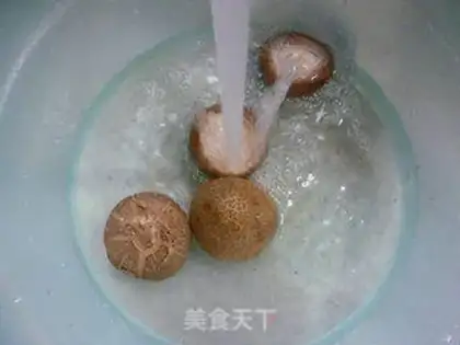 Make Two mushrooms fried chicken wings step 1