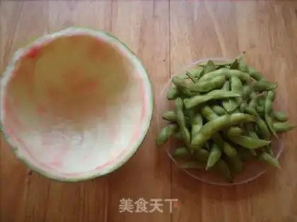 Make Watermelon peeled with beans step 0
