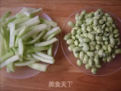 Make Watermelon peeled with beans step 1
