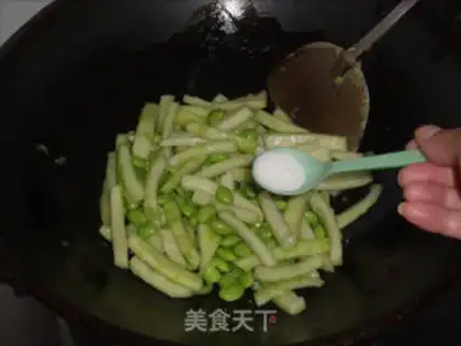 Make Watermelon peeled with beans step 4