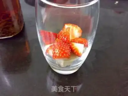 Make Red tea with fresh fruit step 3