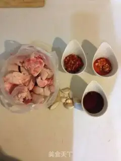 Make Pepper chopping pig hoof step 0