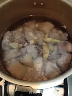 Make Pepper chopping pig hoof step 1