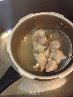 Make Pepper chopping pig hoof step 2