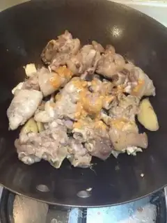 Make Pepper chopping pig hoof step 5