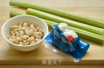 Make Celery lilies for cashew nuts step 0