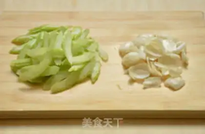 Make Celery lilies for cashew nuts step 1