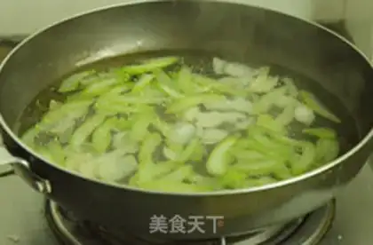 Make Celery lilies for cashew nuts step 2