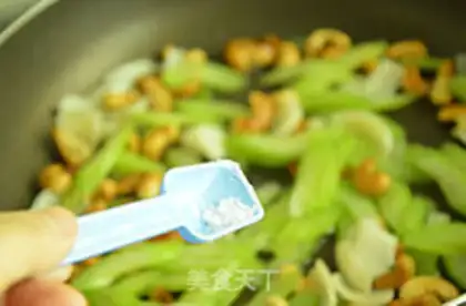 Make Celery lilies for cashew nuts step 7