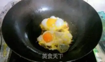 Make Celery fried eggs step 1