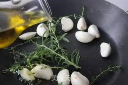 Make Olive oil with garlic step 1