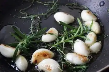 Make Olive oil with garlic step 2