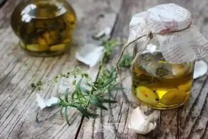 Make Olive oil with garlic step 3