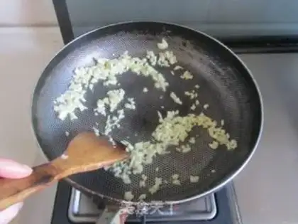 Make Garlic peppers, kale step 1