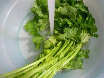 Make Celery fried eggs step 1