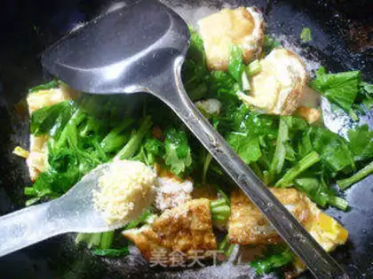 Make Celery fried eggs step 7