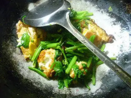 Make Celery fried eggs step 8