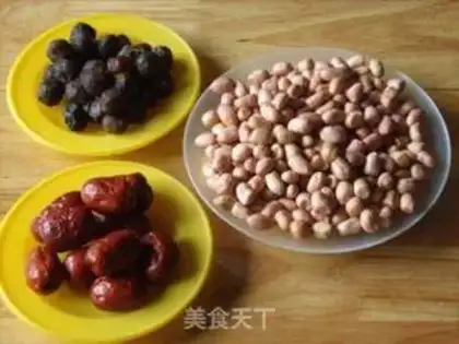 Make The peanuts and curry soup step 0