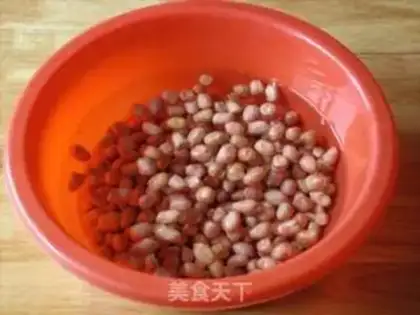 Make The peanuts and curry soup step 1