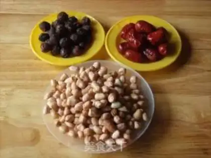 Make The peanuts and curry soup step 2