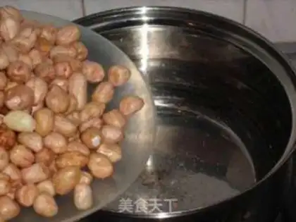 Make The peanuts and curry soup step 3