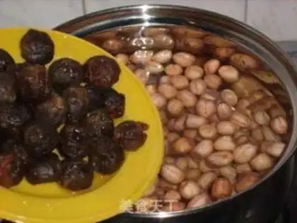 Make The peanuts and curry soup step 4